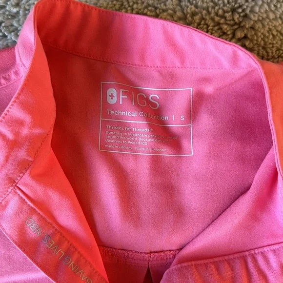 Figs Rafaela scrub top in neon pink. Size small - Picture 2 of 3